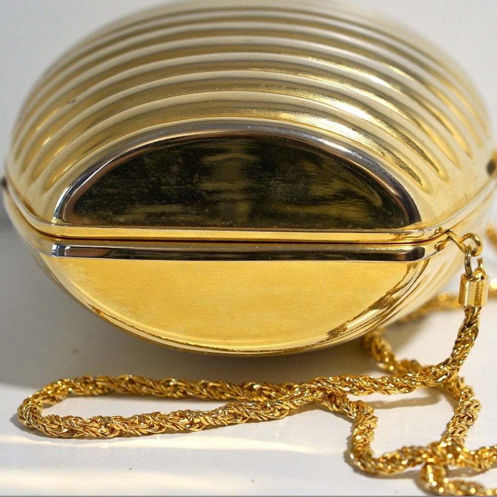 Vintage Saks Fifth Avenue Gold Metal Clamshell Minaudière Clutch Shoulder Purse - Picture 3 of 5